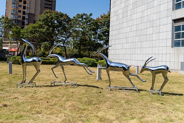Custom Stainless Steel Antelope Sculptures – Mirror Polished Outdoor Animal Art for Modern Landscapes